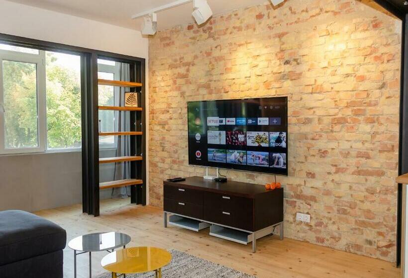 Bright & Spacious 1bd Apartment With A Charming Balcony
