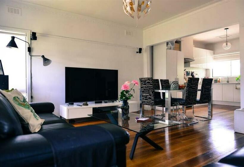 Convenient Urban Stay With All Amenities Around