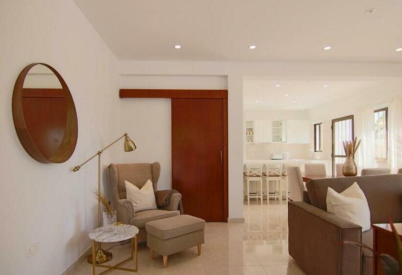 Phaedrus Living: City View Luxury Flat Androcleous