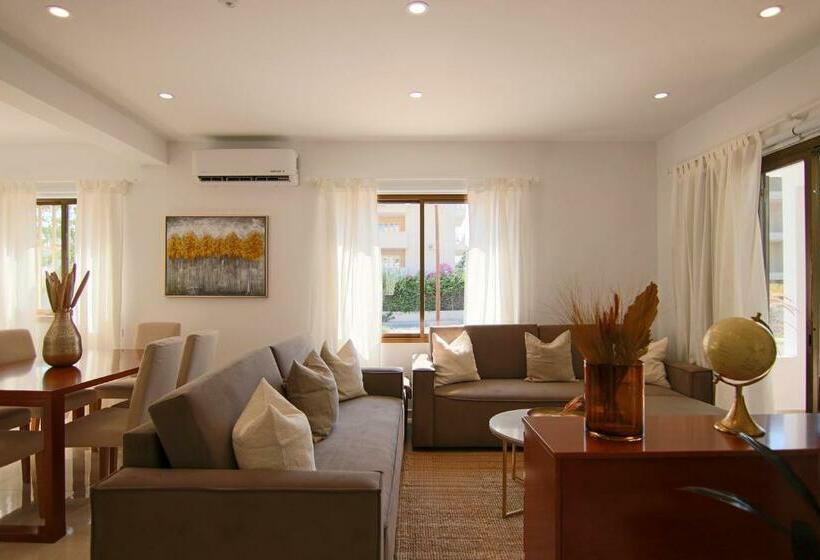 Phaedrus Living: City View Luxury Flat Androcleous