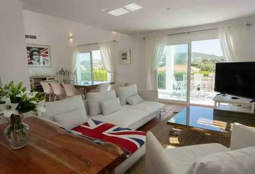 Sotogrande   5 Bedroomed Villa With Private Pool