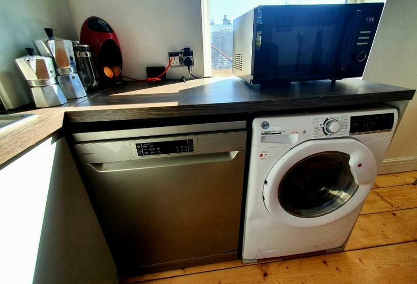 Sunny Apartment With A 10 Minute Walk To The Sea