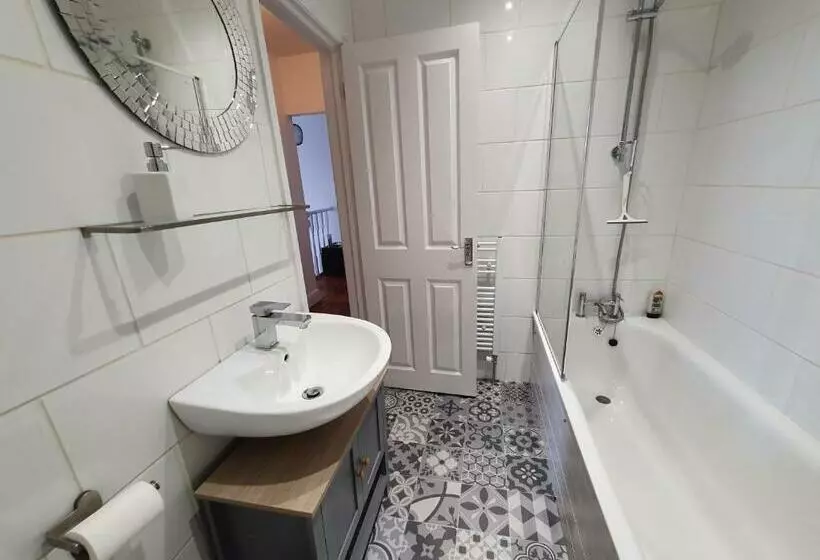 Sunny Apartment With A 10 Minute Walk To The Sea