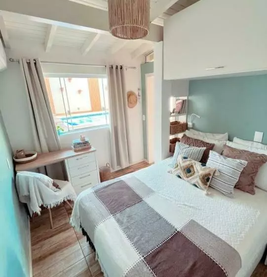 Casa Com Piscina Em Frente à Praia Do Santinho