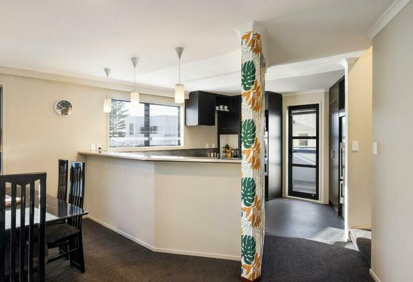 Pacific Escape Downtown, Beach & Sea Views