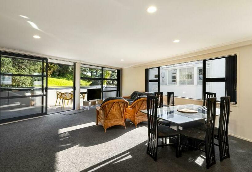 Pacific Escape Downtown, Beach & Sea Views