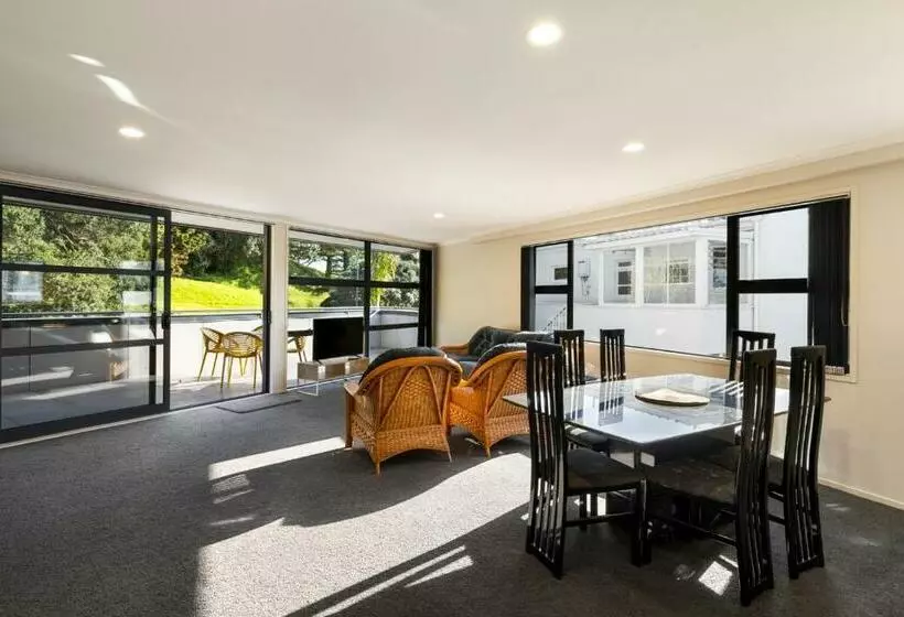 Pacific Escape   Downtown, Beach & Sea Views