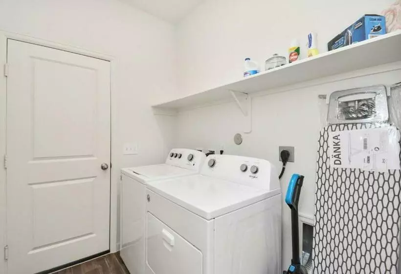 Charming 4 Bedrooms Brookshire/katy With Gym