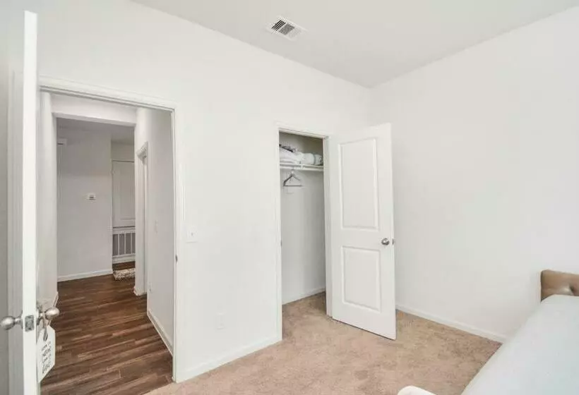 Charming 4 Bedrooms Brookshire/katy With Gym