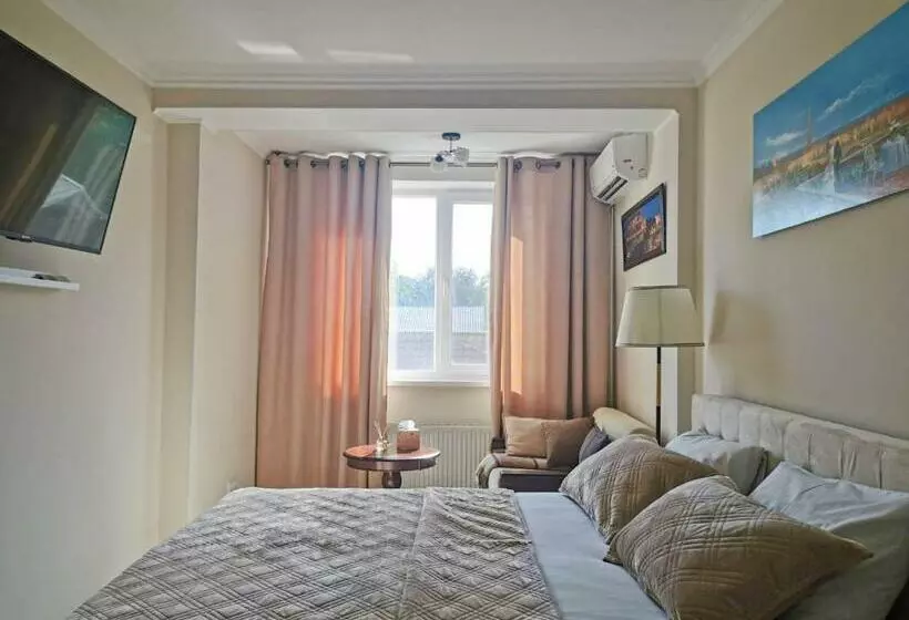 Lovely Central 1br Apartment With A Balcony