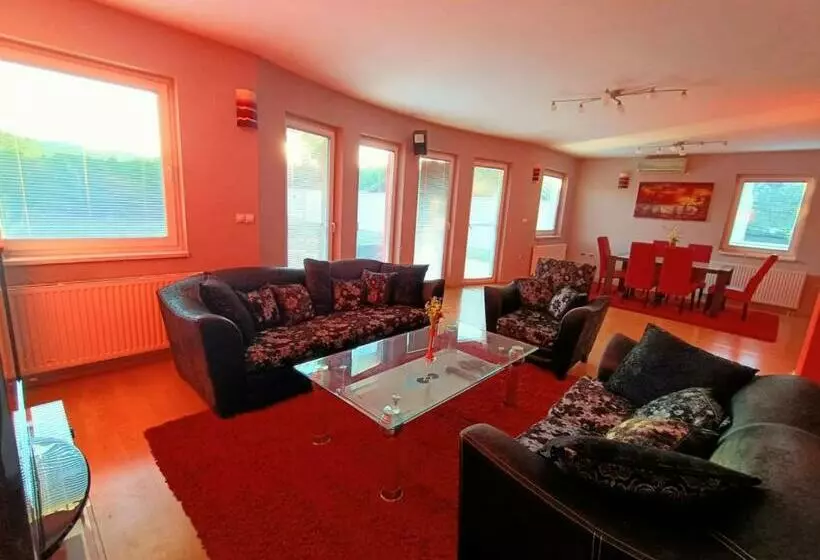 Villa 2 Etagen Mit Großen Garten