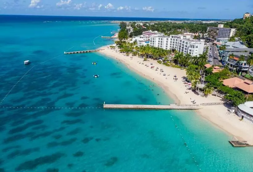 Welcome To Stunning Ocean Views At Studio 503