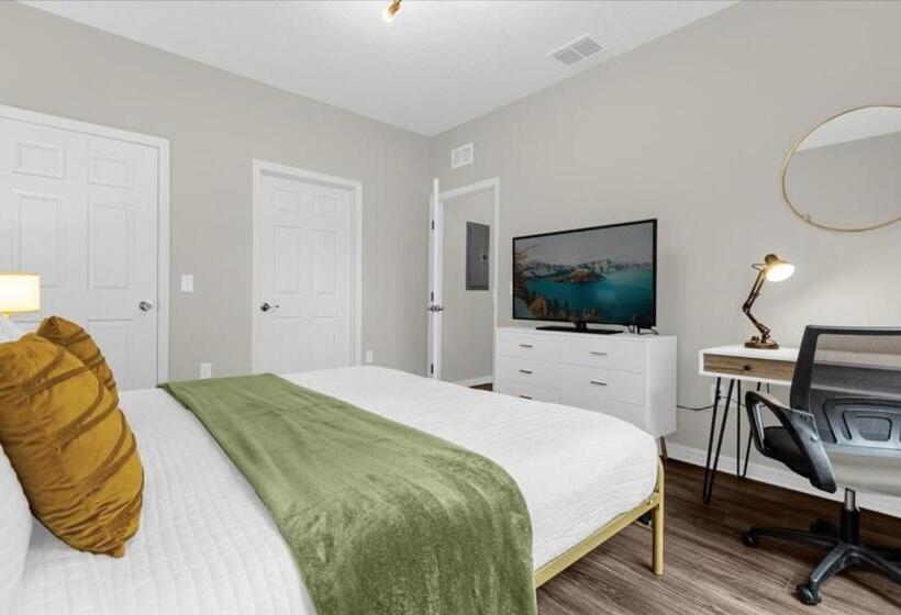 4 Bedrooms  3 Bathrooms  West Lucaya 3200 Ol