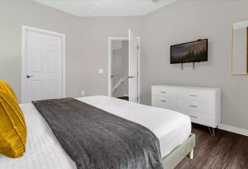 4 Bedrooms  3 Bathrooms  West Lucaya 3200 Ol