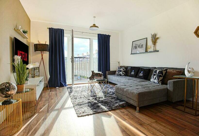 Luxury Apartment With Balcony, Fast Wifi, Smart Tvs And Free Parking By Yoko Property
