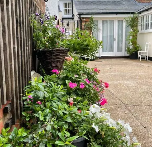 The Old Coach House 8 North Lane