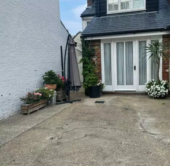 The Old Coach House 8 North Lane