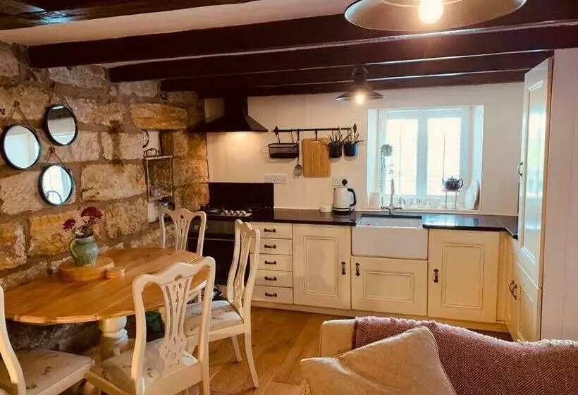 Cosy 400 Yr Old Cottage, Flowergate, Whitby