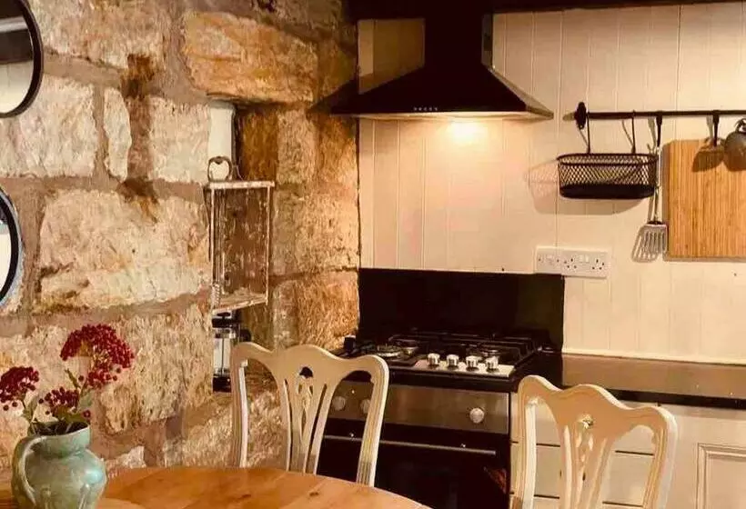 Cosy 400 Yr Old Cottage, Flowergate, Whitby