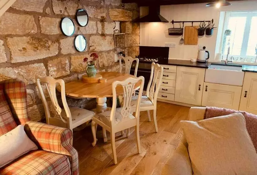 Cosy 400 Yr Old Cottage, Flowergate, Whitby