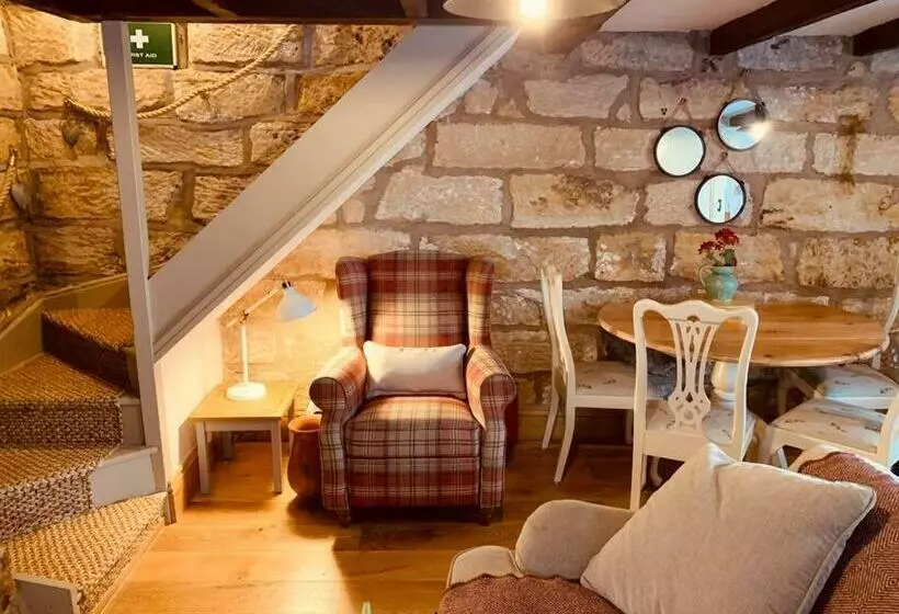 Cosy 400 Yr Old Cottage, Flowergate, Whitby