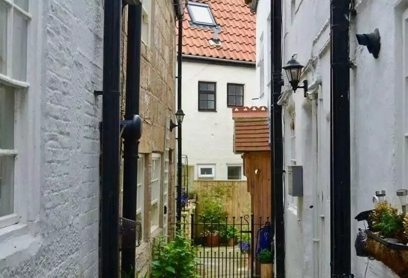 Cosy 400 Yr Old Cottage, Flowergate, Whitby