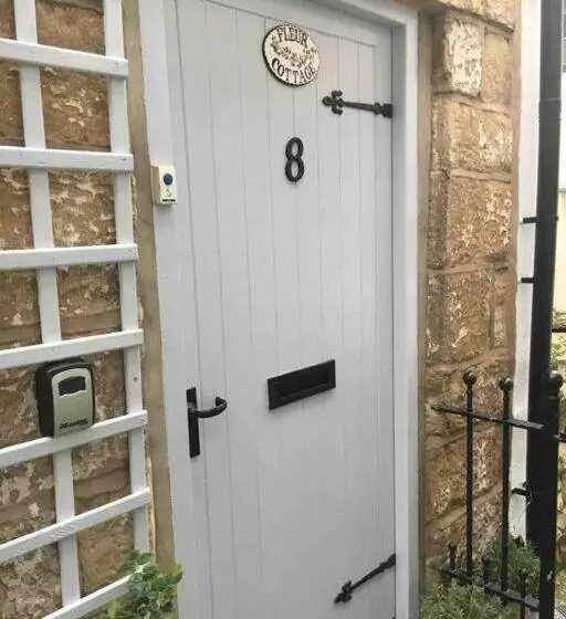 Cosy 400 Yr Old Cottage, Flowergate, Whitby