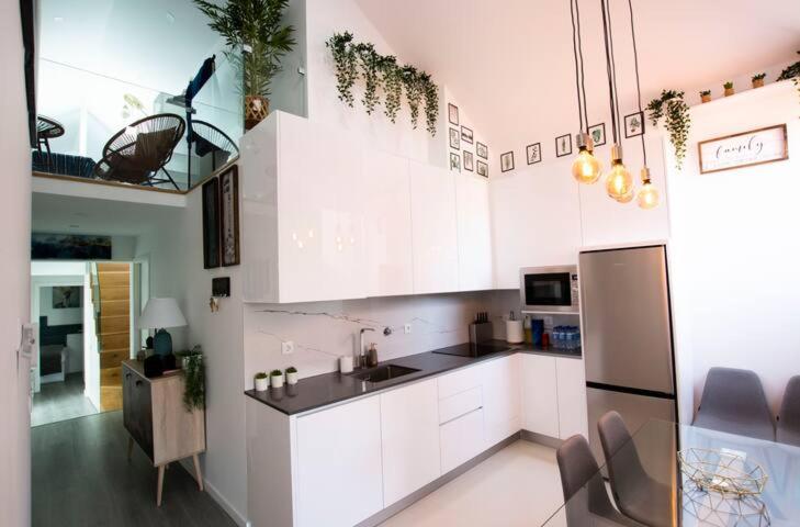 Luxury Penthouse   River Gallery Art   View&center