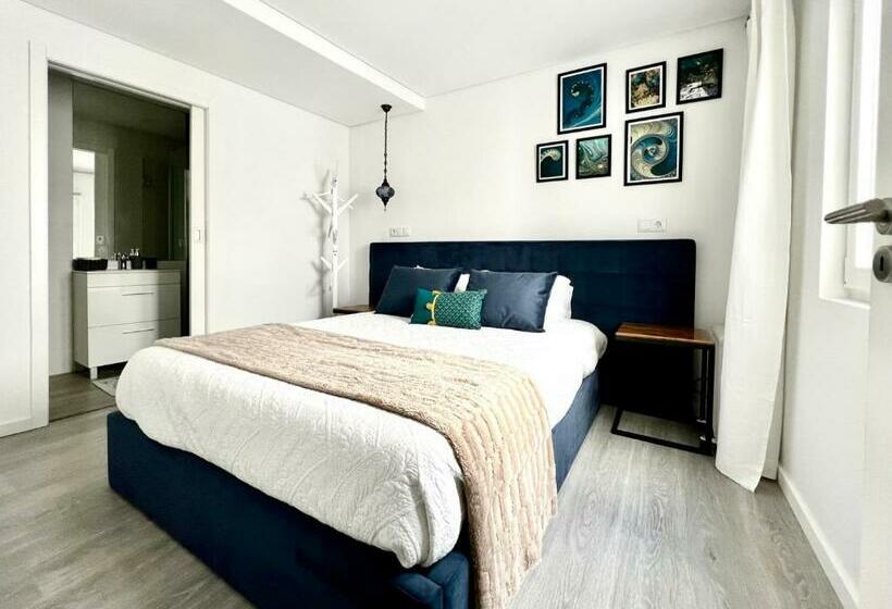 Luxury Penthouse   River Gallery Art   View&center