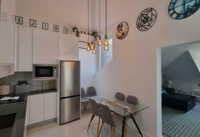 Luxury Penthouse   River Gallery Art   View&center