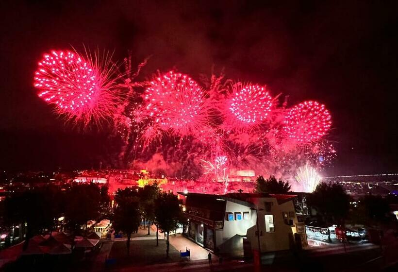 Luxury Penthouse   River Gallery Art   View&center