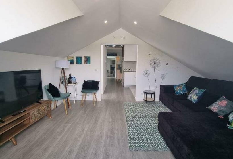 Luxury Penthouse   River Gallery Art   View&center