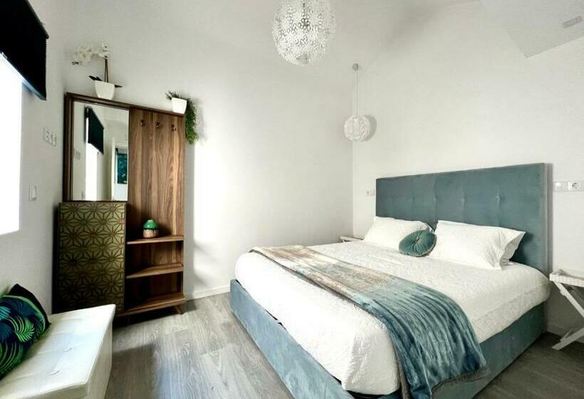 Luxury Penthouse   River Gallery Art   View&center