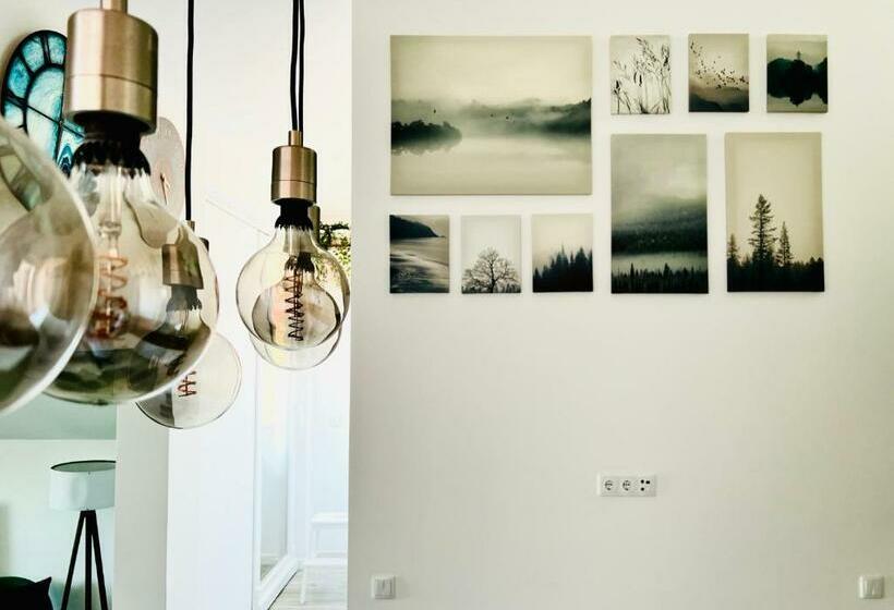 Luxury Penthouse   River Gallery Art   View&center