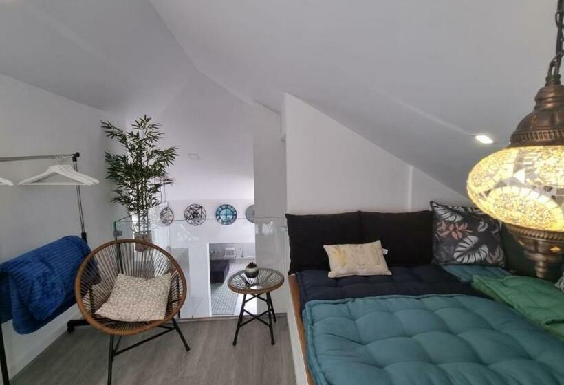 Luxury Penthouse   River Gallery Art   View&center