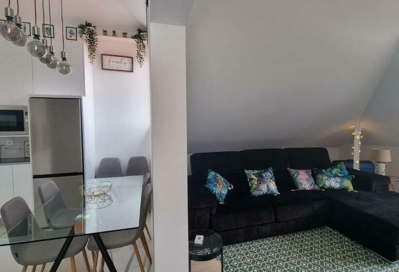 Luxury Penthouse   River Gallery Art   View&center