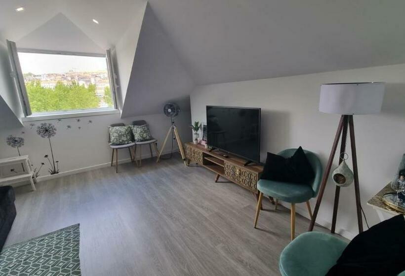 Luxury Penthouse   River Gallery Art   View&center