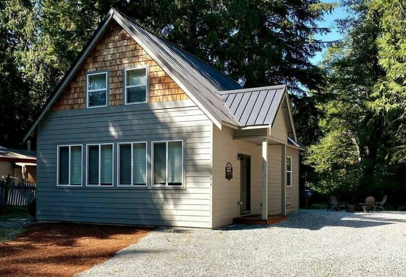New Modern Cabin! 5mi To Mt Rainier National Park! Hot Tub & Wifi