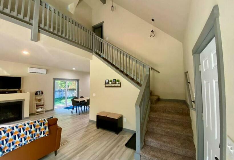 New Modern Cabin! 5mi To Mt Rainier National Park! Hot Tub & Wifi