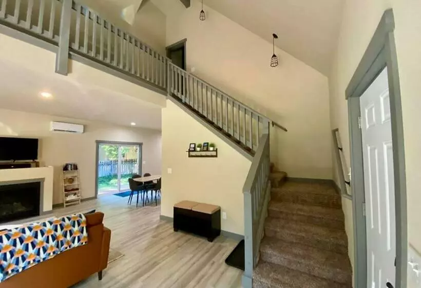 New Modern Cabin! 5mi To Mt Rainier National Park! Hot Tub & Wifi