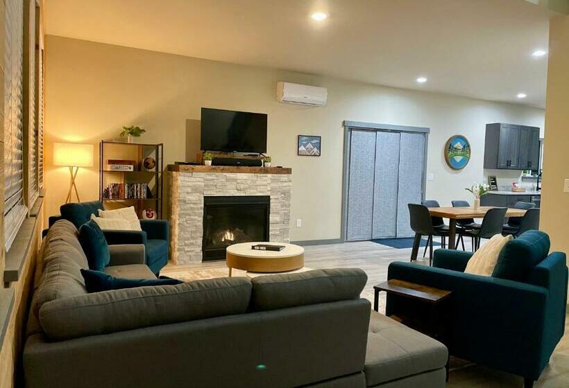 New Modern Cabin! 5mi To Mt Rainier National Park! Hot Tub & Wifi