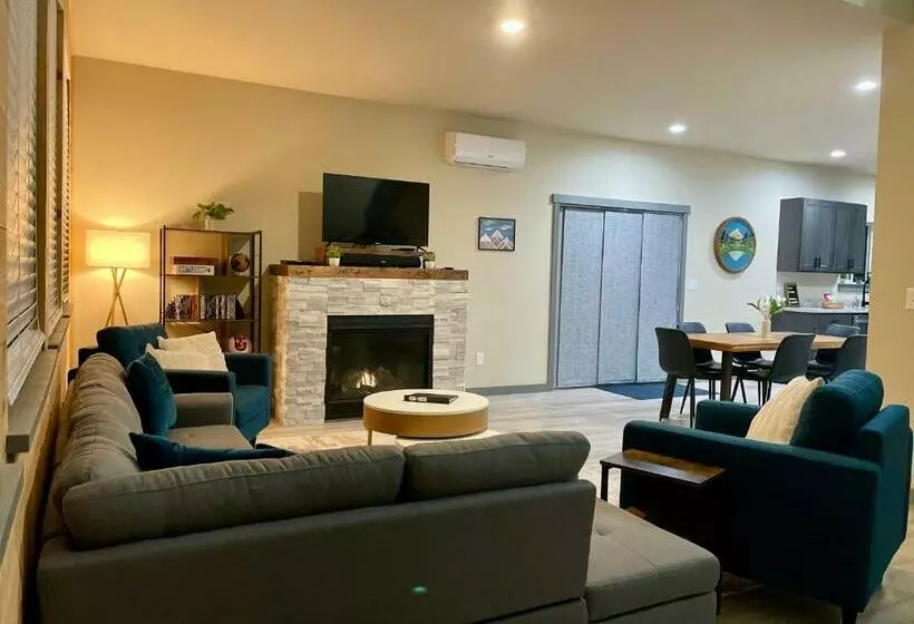 New Modern Cabin! 5mi To Mt Rainier National Park! Hot Tub & Wifi