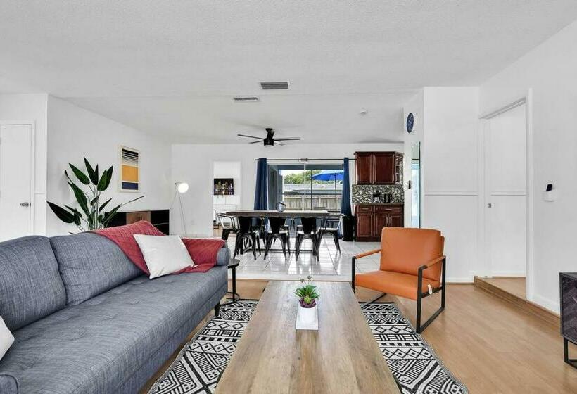 Spacious 4brs Home, Relax Backyard Close To Casino