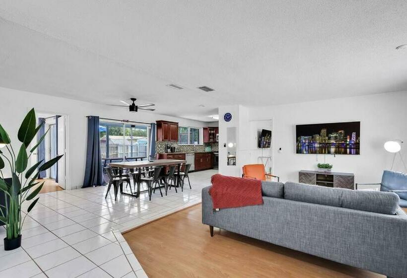 Spacious 4brs Home, Relax Backyard Close To Casino