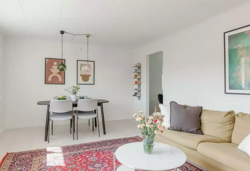 Family Home Near The Ocean, With Large Patio & Bbq