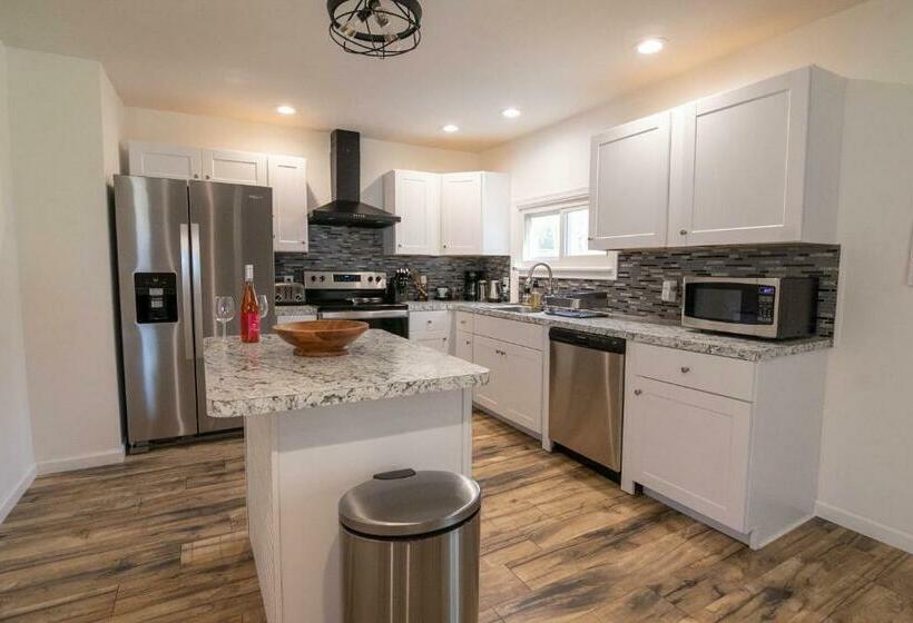 Pocono Lake Retreat Relaxing 3bdm Retreat W/ High Speed Wi Fi, Work Space And Firepit