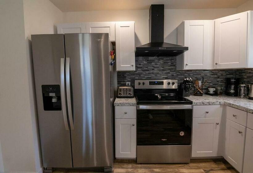 Pocono Lake Retreat Relaxing 3bdm Retreat W/ High Speed Wi Fi, Work Space And Firepit