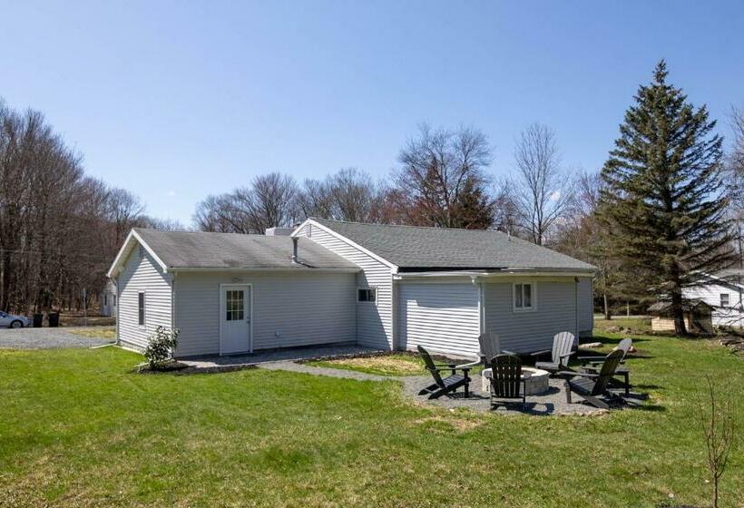 Pocono Lake Retreat Relaxing 3bdm Retreat W/ High Speed Wi Fi, Work Space And Firepit