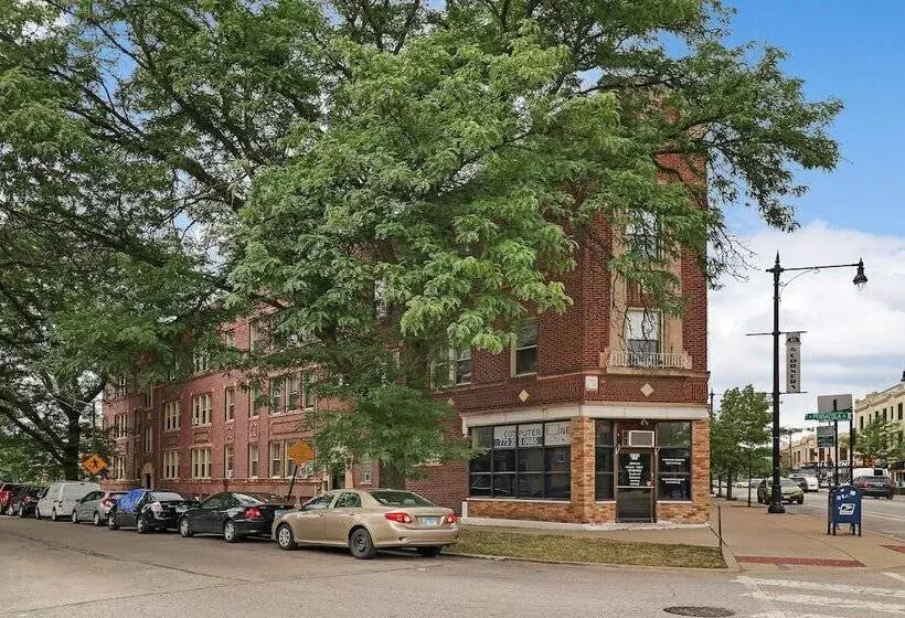 Modern Minimalist Studio In Portage Park