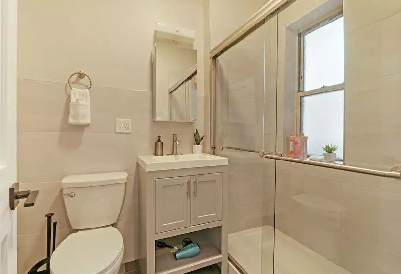 Modern Minimalist Studio In Portage Park